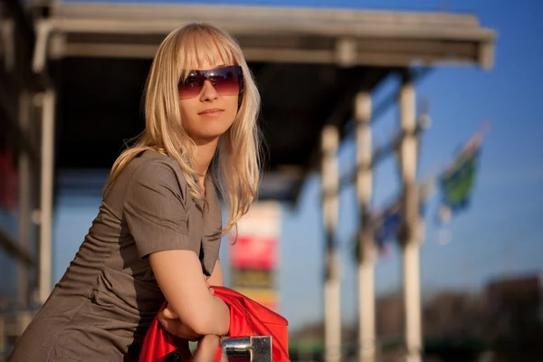 Jonge blonde vrouw ontspannen — Stockfoto