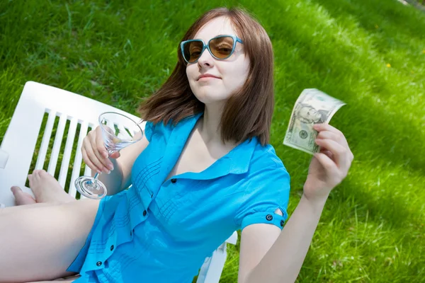 Žena sedí v obýváku a drží sklenici s bankn — Stock fotografie