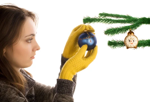 Дівчина тримає різдвяну іграшку — стокове фото
