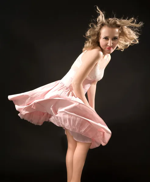 Menina sorridente com vestido fluttering — Fotografia de Stock