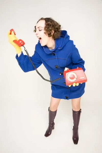 Menina de casaco azul gritando em aparelho — Fotografia de Stock