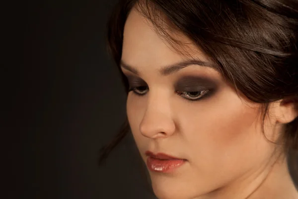 Porträt einer schönen Frau mit Make-up — Stockfoto