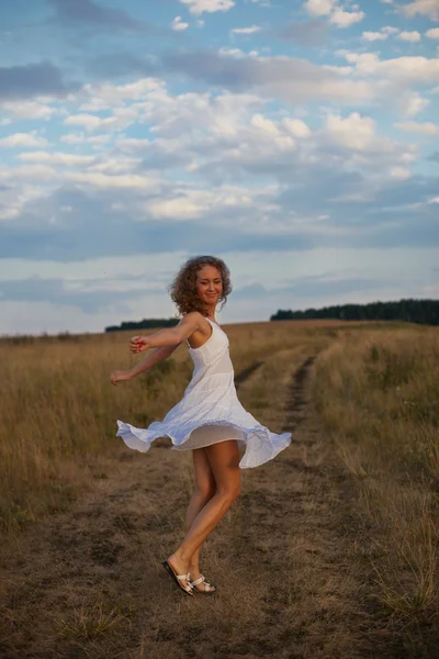 Belle femme dansant sur la prairie — Photo