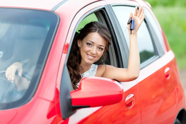 Счастливый водитель в красном автомобиле — стоковое фото