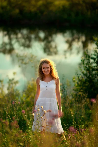 Szép mosolygó lány élvezi a természet — Stock Fotó