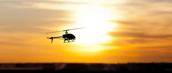 Helikopter bij zonsondergang — Stockfoto
