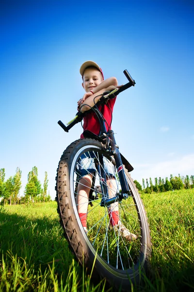Rapaz de seis anos numa bicicleta — Fotografia de Stock
