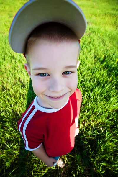 Смішний хлопчик у кепці з козирком — стокове фото
