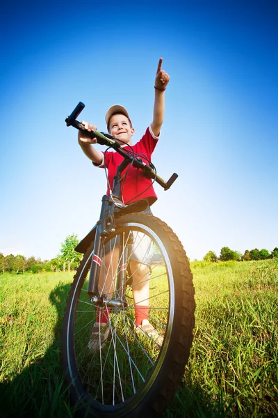 Zes-jarige jongen op een fiets — Stockfoto