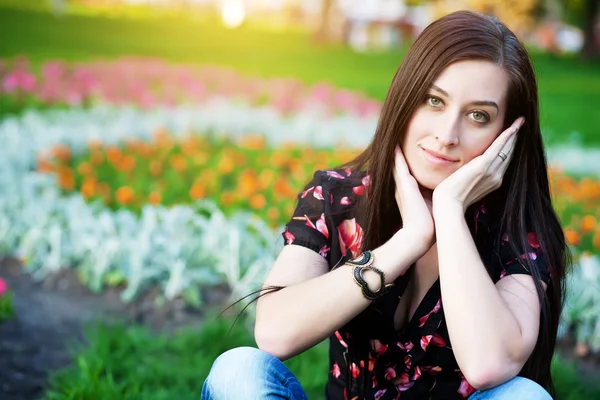 Счастливая красивая девушка отдыхает в парке — стоковое фото