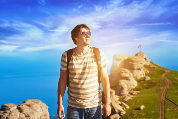 Tourist on the background of clouds and mountain — Stock Photo, Image