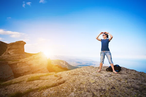 Junge Touristin sucht Weg vom Felsen nach oben — Stockfoto