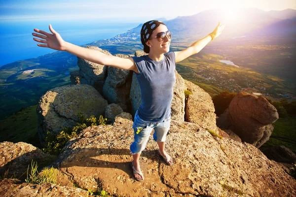 Girl enjoys rise to the top of the mountain — Stock Photo, Image