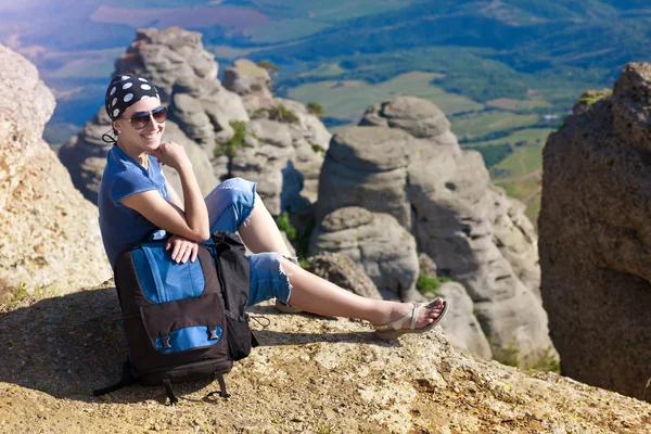 Unga turist ser ut för långt uppifrån klipporna — Stockfoto