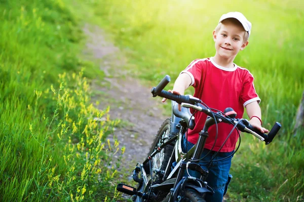 Rapaz de seis anos à procura de um caminho para uma bicicleta — Fotografia de Stock