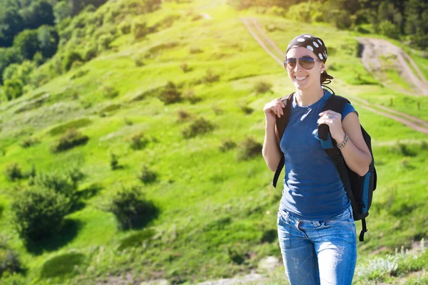 旅游。年轻女子在山中徒步旅行 — 图库照片