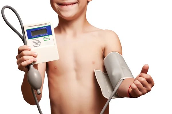 Chłopiec jest pomiar ciśnienia z tonometr — Zdjęcie stockowe
