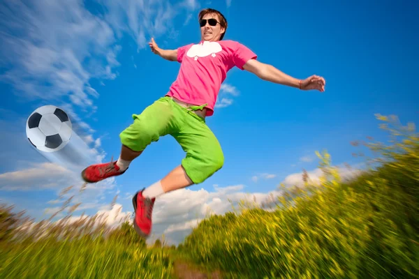 Чоловік стрибає на блакитне небо — стокове фото