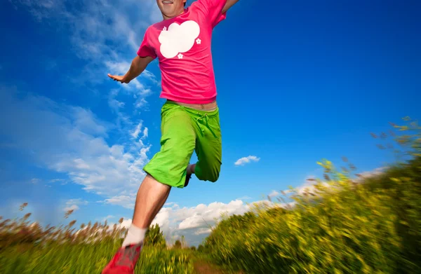 Atlet runing mavi gökyüzü — Stok fotoğraf