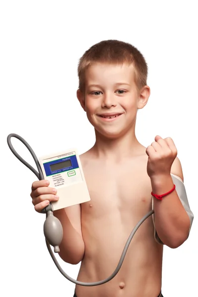 Хлопчик вимірює тиск за допомогою тонометра — стокове фото