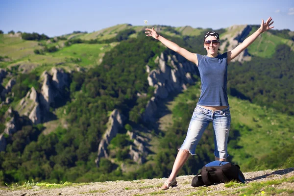 Dívka se těší vzestup na vrchol hory — Stock fotografie