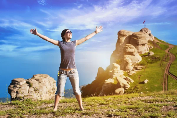 Girl enjoys rise to the mountain top — Stock Photo, Image