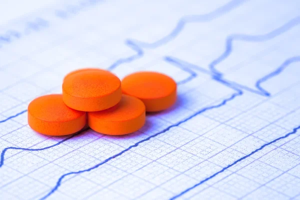 Pillole colorate su ECG — Foto Stock