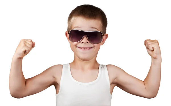 Αγόρι που δείχνει τους μυς του να απομονωθεί σε λευκό — Φωτογραφία Αρχείου