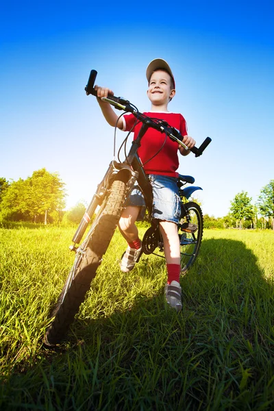 Шість років хлопчик на велосипеді — стокове фото
