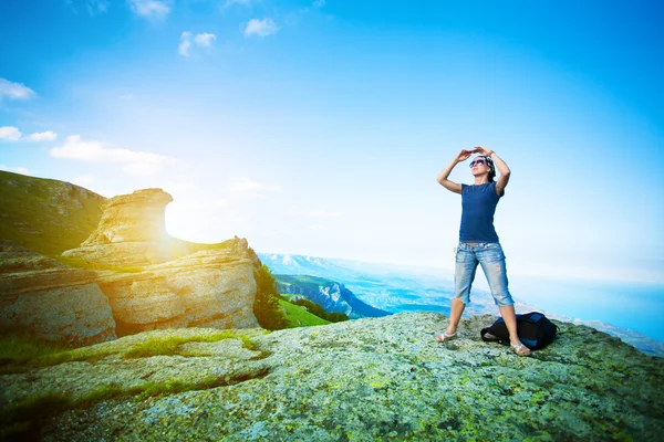 Jeune touriste cherche loin du sommet des rochers — Photo