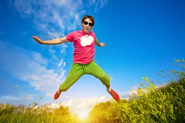 Athlete man runing against the blue sky — Stock Photo, Image