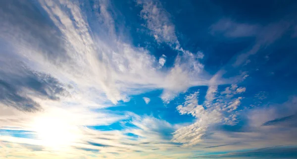 Блакитне небо з хмарами і сонцем — стокове фото