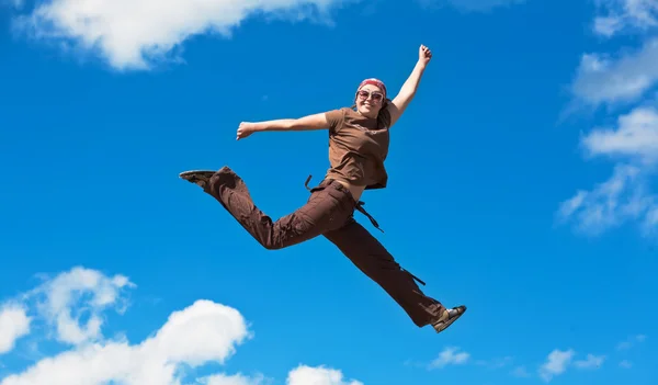 Прыгающая девушка с поднятыми руками — стоковое фото