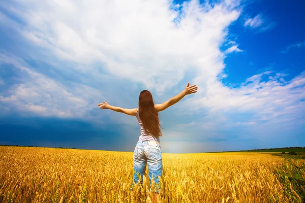 Girl with outstretched arms is enjoys summer day — Stock Photo, Image