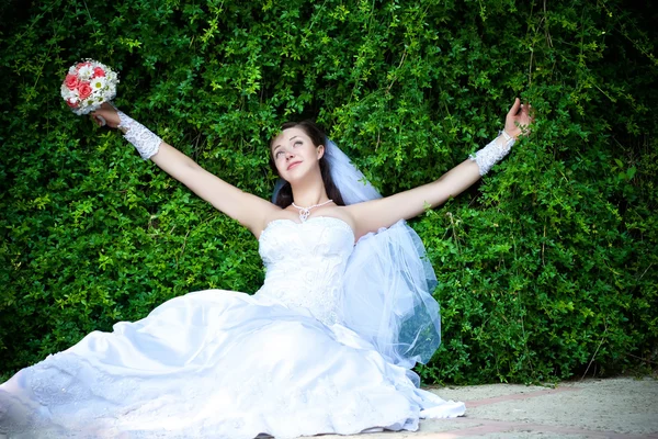 Bruid is rusten met uitgestrekte armen — Stockfoto