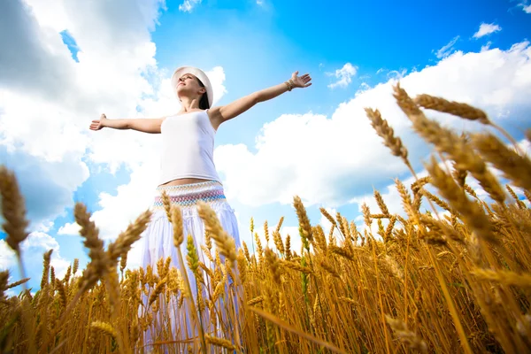 Happy Girl is enjoys summer day — Stock Photo, Image
