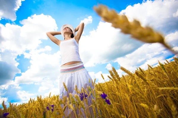 Mujer con los brazos extendidos es disfruta del día de verano —  Fotos de Stock