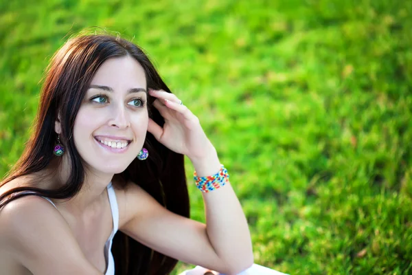 Usměvavá mladá hezká holka na trávě — Stock fotografie