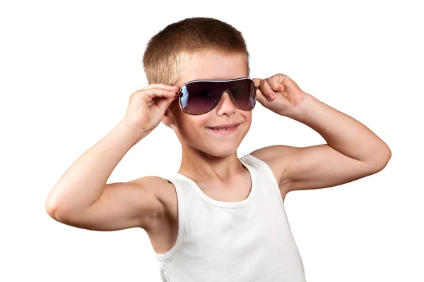 Pojke visar hans muskler isolerad på vit — Stockfoto