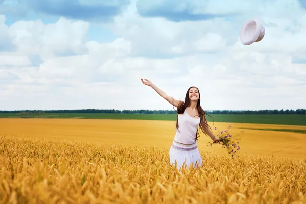 Chica con sombrero blanco disfrutando del maravilloso clima —  Fotos de Stock