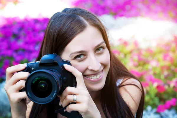 La donna sta scattando foto nel fiore — Foto Stock