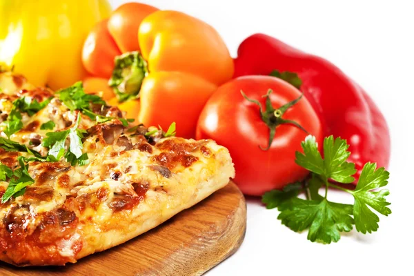 Вкусная пицца с овощами изолированы. макро — стоковое фото