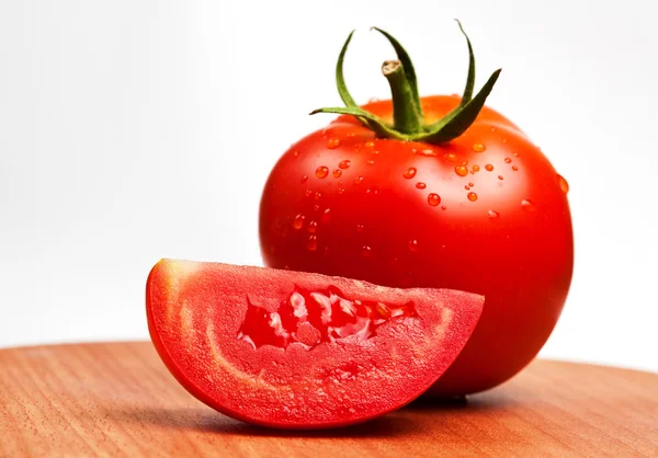 Red tomatoes on a cutting board isolated — Stock Photo, Image