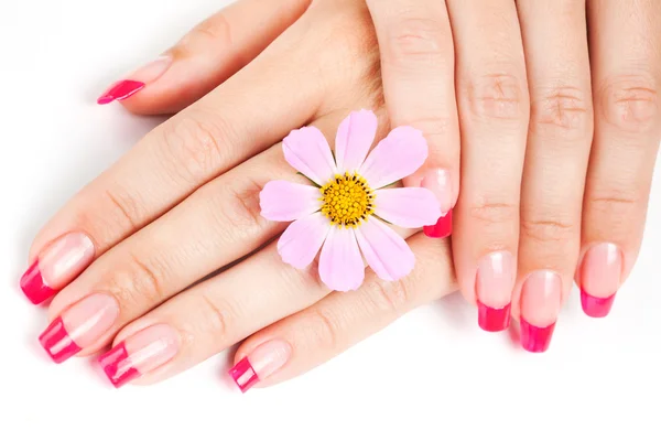 Vrouw handen met roze manicure — Stockfoto