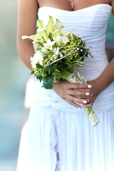 Buquê de flores brancas do casamento nas mãos da noiva — Fotografia de Stock