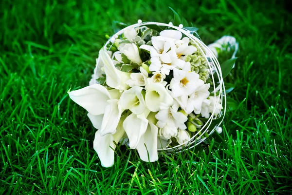 Bílé svatební květiny na zelené trávě — Stock fotografie