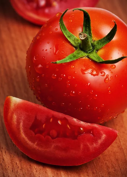 Tomates rouges sur une planche à découper — Photo
