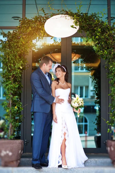 Menyasszony és a vőlegény, csók, alatt a boltív — Stock Fotó