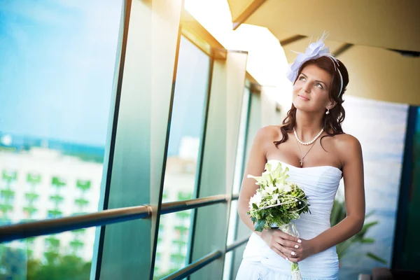 Porträt einer glücklichen Braut mit einem Brautstrauß — Stockfoto