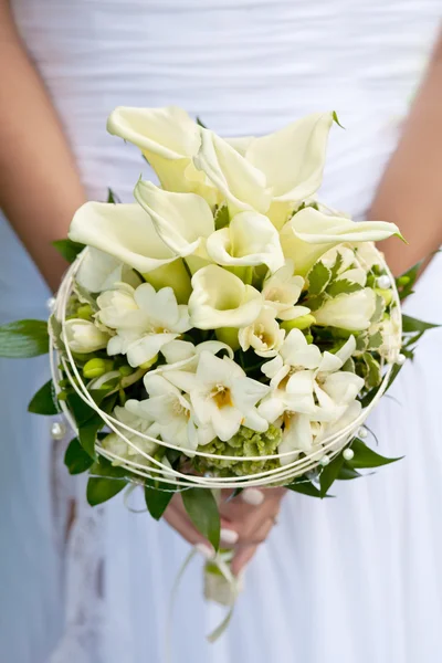 Flores blancas de boda en las manos de la novia — Foto de Stock